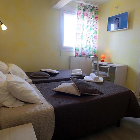 Hotel De La Plage 2 Etoiles Валра-Плаж Стая снимка